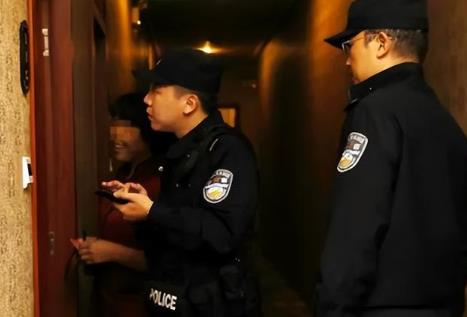 警察查房可以不开门吗