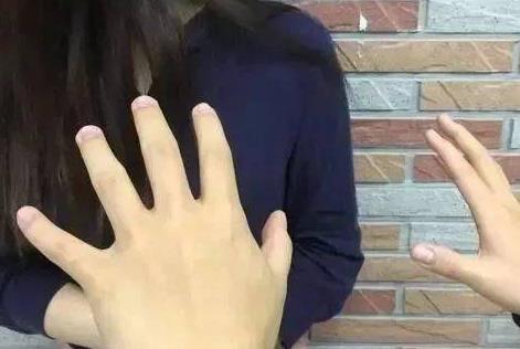  袭胸